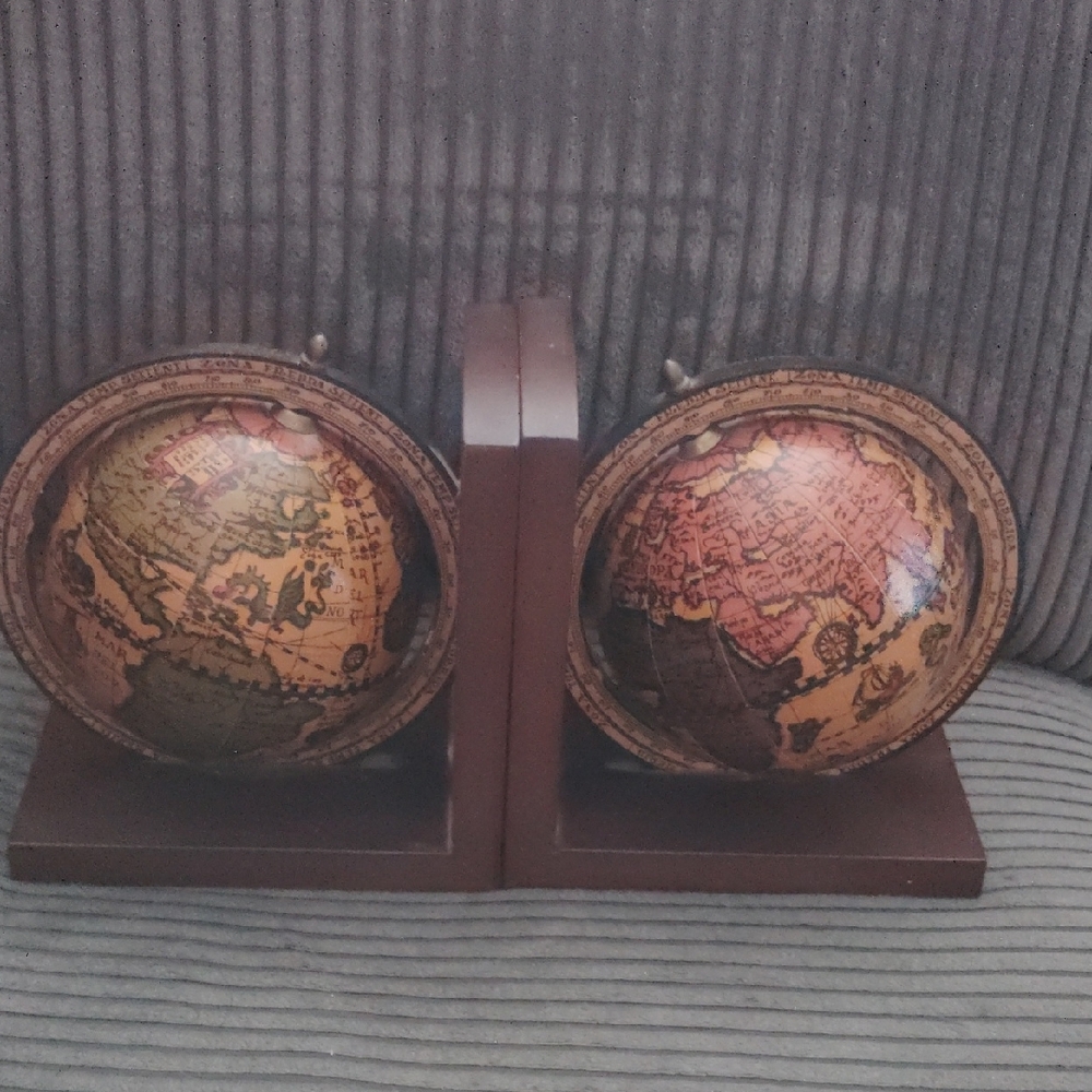 Absolutely Magnificent Condition Classic Italian Wood Globe 6" Book Ends